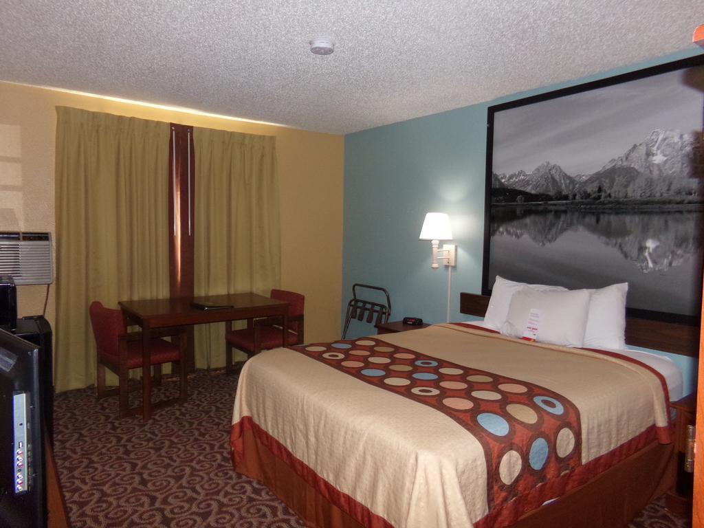 Super 8 by Wyndham Gillette Hotell Eksteriør bilde