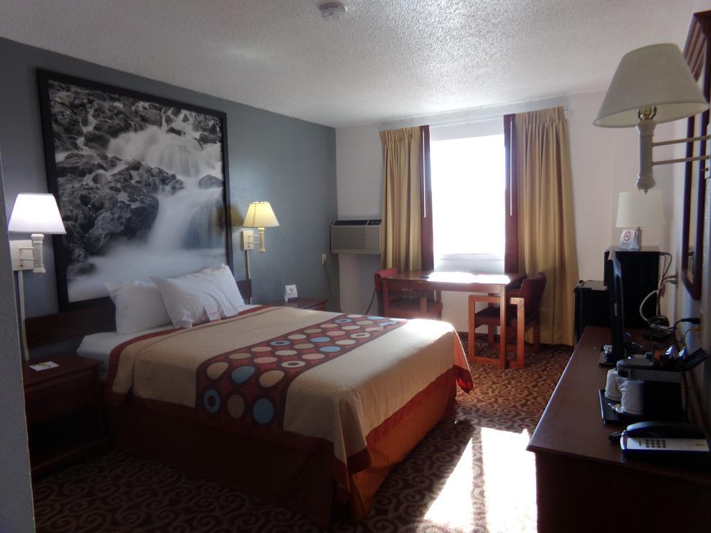 Super 8 by Wyndham Gillette Hotell Eksteriør bilde